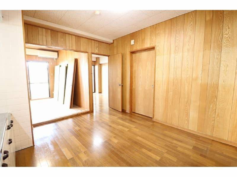 Excellent II 3DK Apartment for Rent in Yonabaru, Okinawa - Thumbnail 2