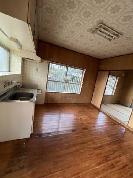 Kawada Apartment: 2DK Pet-Friendly Rental in Chatan, Okinawa - Thumbnail 3