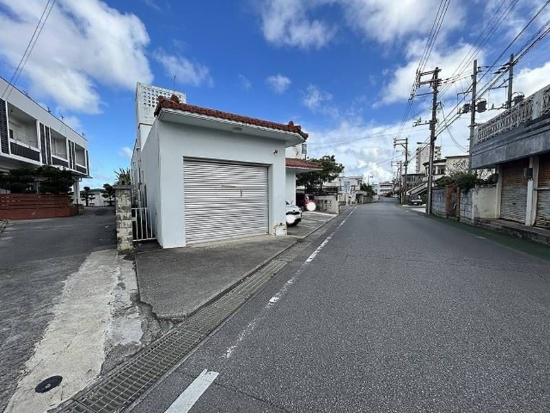 4LDK Single-Story House with Garden in Okinawa City for Sale - Thumbnail 2