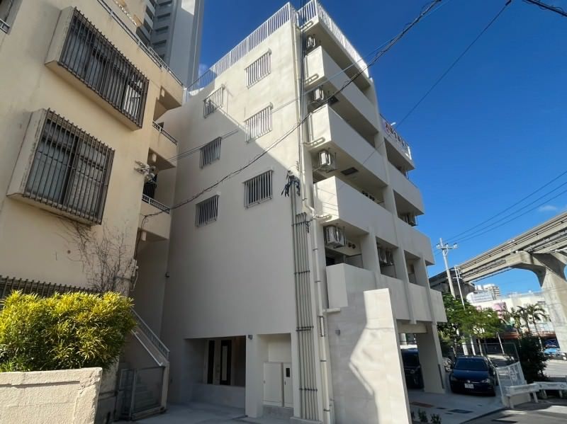 Modern 1K Apartment for Rent in Naha Makishi, Okinawa - Thumbnail 2