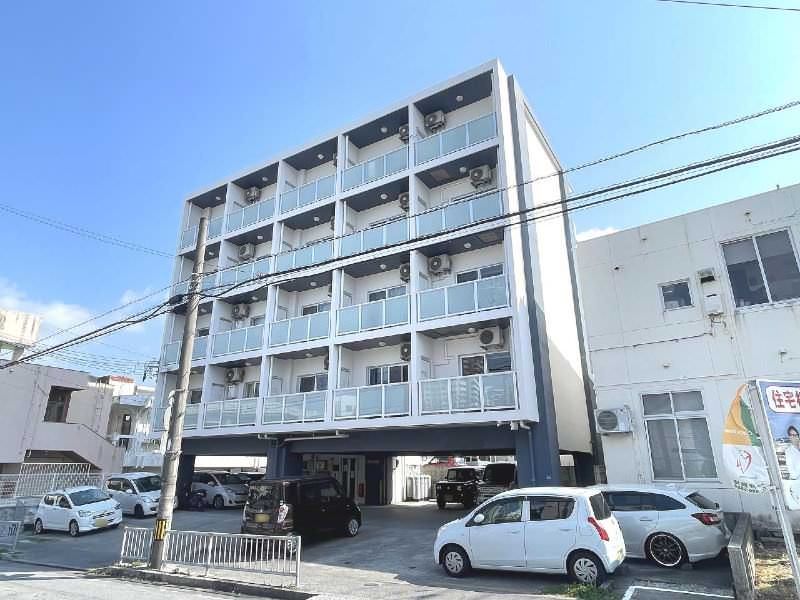 Modern 1R Apartment for Rent in Urasoe, Okinawa with Auto-Lock - Thumbnail 2
