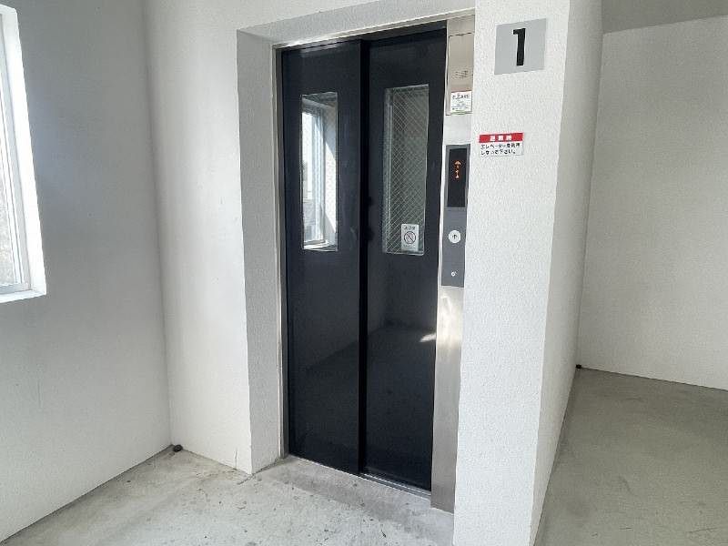 Modern 1R Apartment for Rent in Urasoe, Okinawa with Auto-Lock - Thumbnail 3