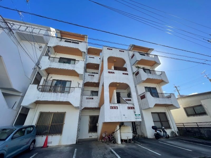 3DK Apartment for Rent in Itoman, Okinawa with South Balcony - Thumbnail 2