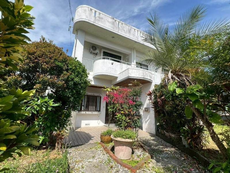 Okinawa City House with Rental Income, 3LDK + 2 Units, 7 Parking - Thumbnail 2
