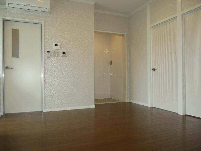 Refurbished 2DK Apartment with Sea View in Chatan, Okinawa - Thumbnail 2
