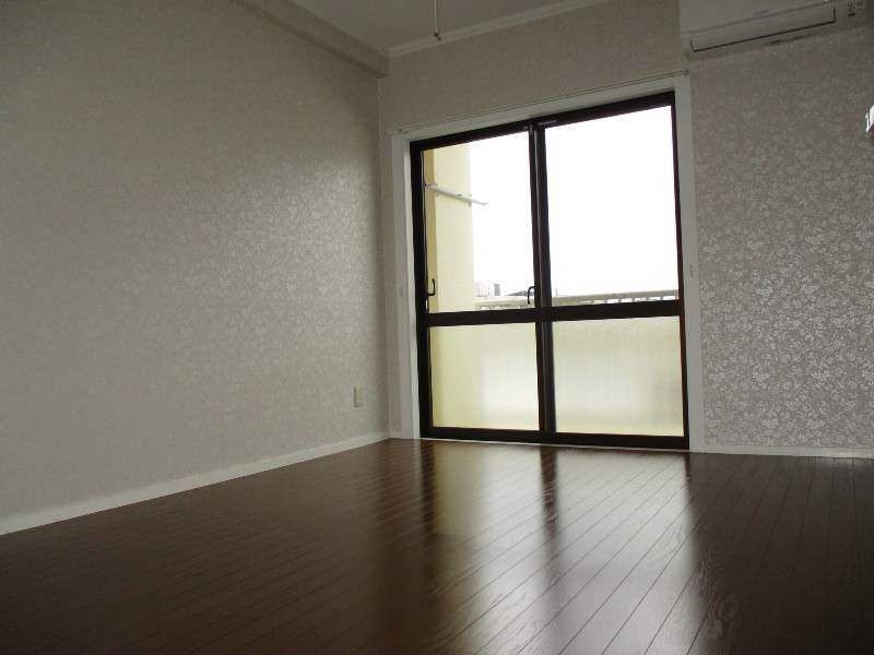 Refurbished 2DK Apartment with Sea View in Chatan, Okinawa - Thumbnail 3