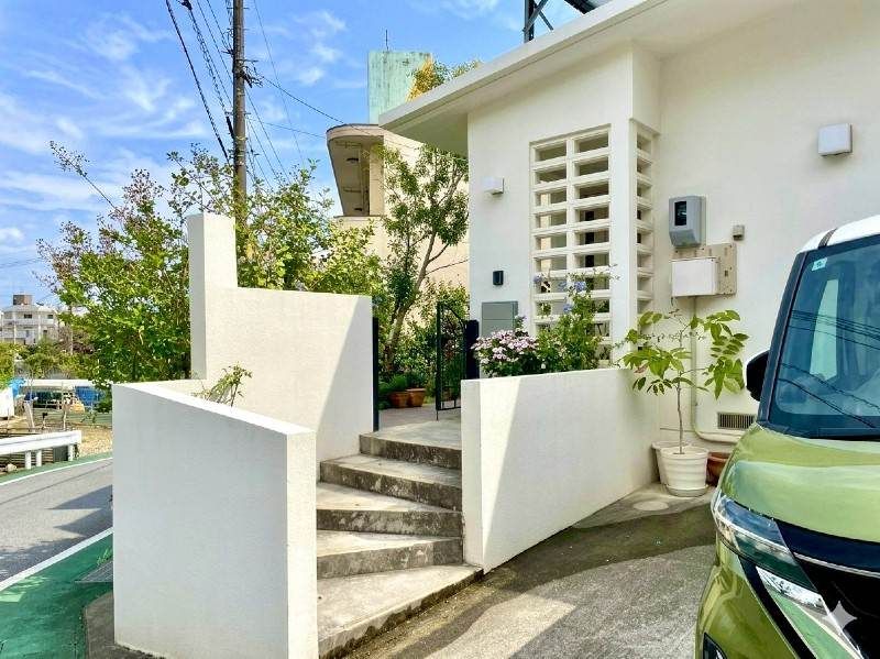 Spacious 3LDK Single-Story Designer House with Garden in Naha - Thumbnail 2