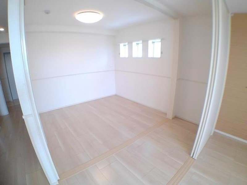 Modern 1LDK Apartment in Uruma City, Okinawa - 42.59 sqm - Thumbnail 4