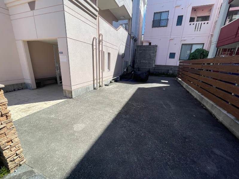 Joy Smile 2K Apartment for Rent in Okinawa City with Private Garden - Thumbnail 3