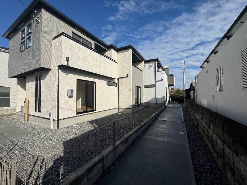 New 4LDK House in Uruma City, Okinawa with ZEH Spec & 2 Car Parks - Thumbnail 2