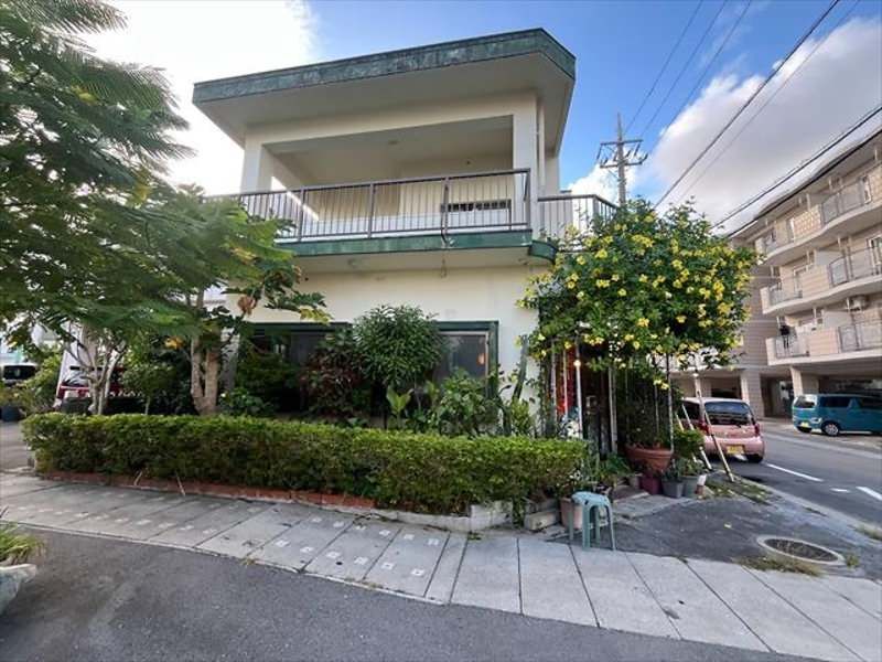 Corner Lot 1LDK House with Shop Space in Okinawa City - Thumbnail 3