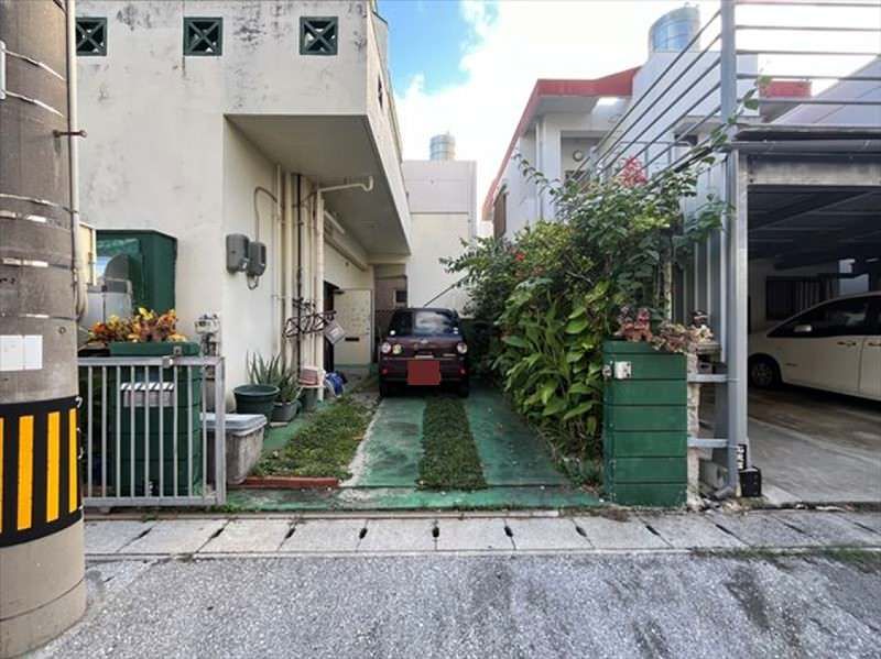 Corner Lot 1LDK House with Shop Space in Okinawa City - Thumbnail 4
