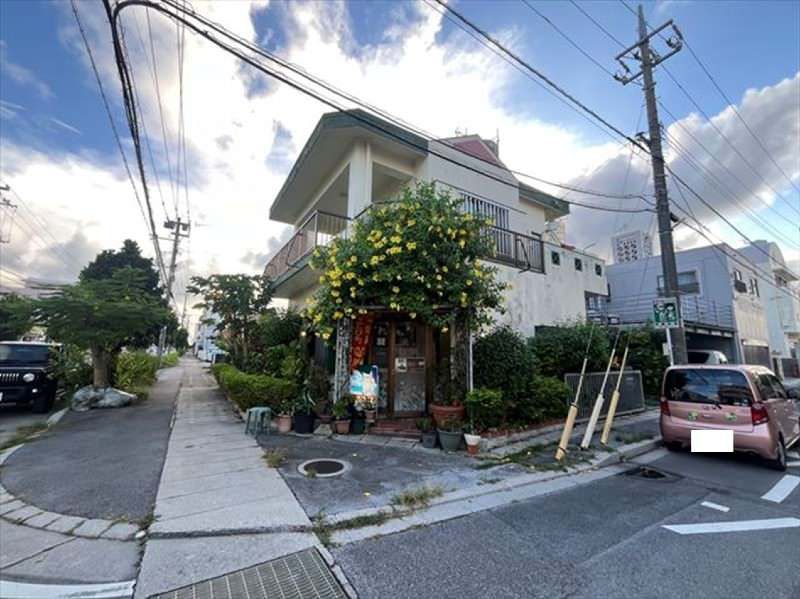 Corner Lot 1LDK House with Shop Space in Okinawa City - Thumbnail 2