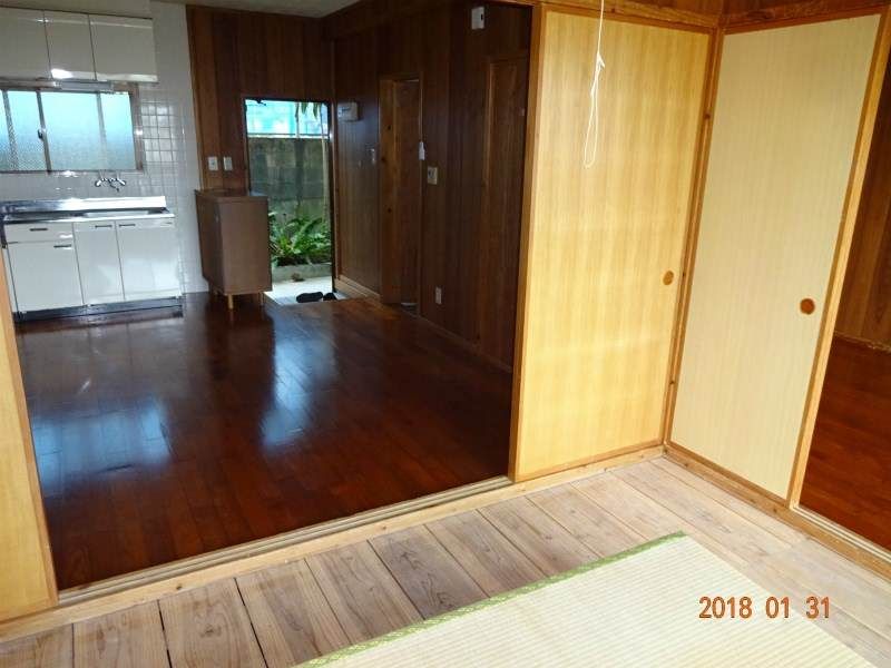 2LDK Apartment for Rent in Uruma, Okinawa - 50,000 Yen - Thumbnail 2