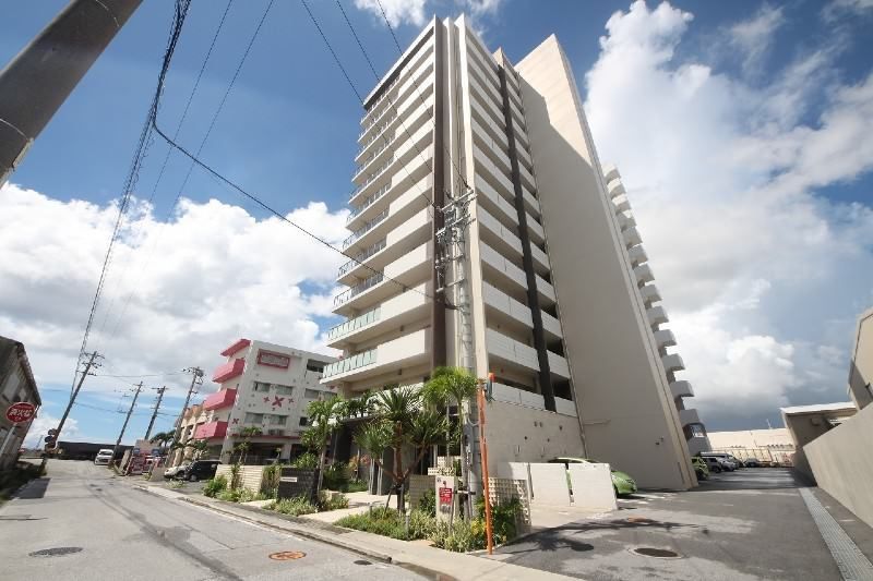Comfort Ginowan Oceanfront 3LDK Apartment with Sea View for Sale - Thumbnail 2