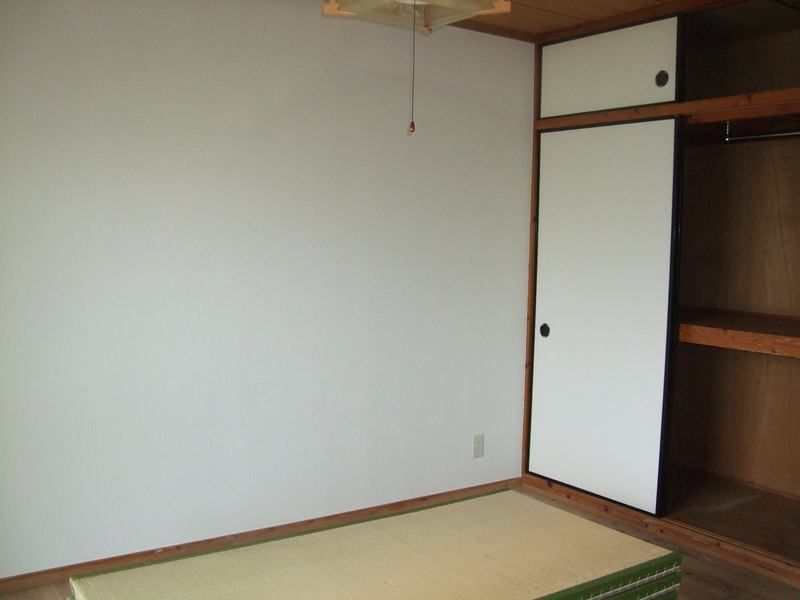 2DK Apartment for Rent in Urasoe City, Okinawa with Free Parking - Thumbnail 4