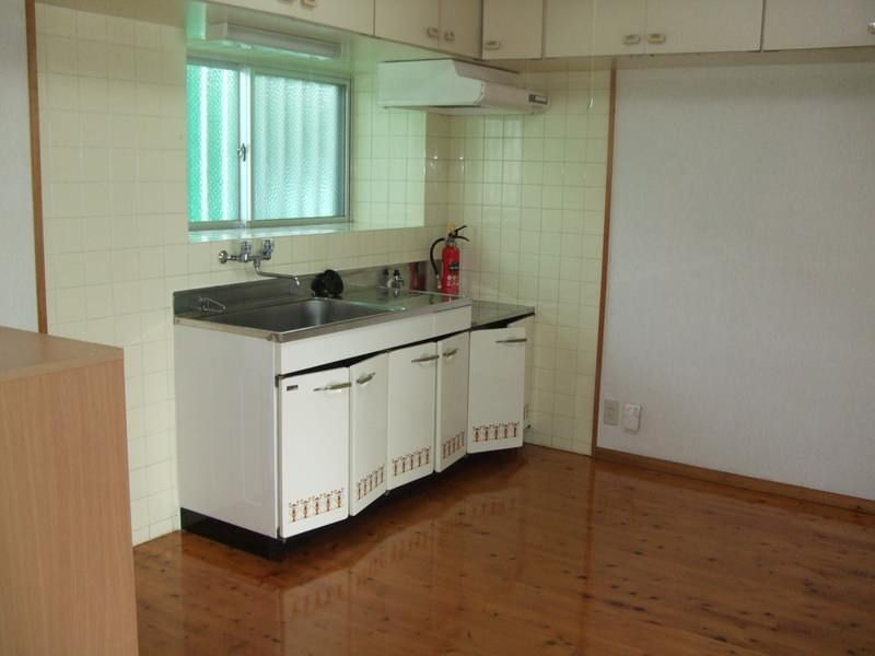 2DK Apartment for Rent in Urasoe City, Okinawa with Free Parking - Thumbnail 3