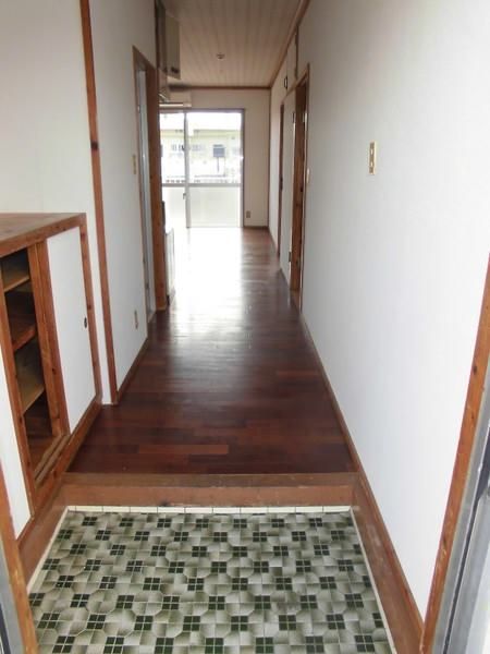 2DK Apartment for Rent in Uruma City, Okinawa with Free Parking - Thumbnail 2