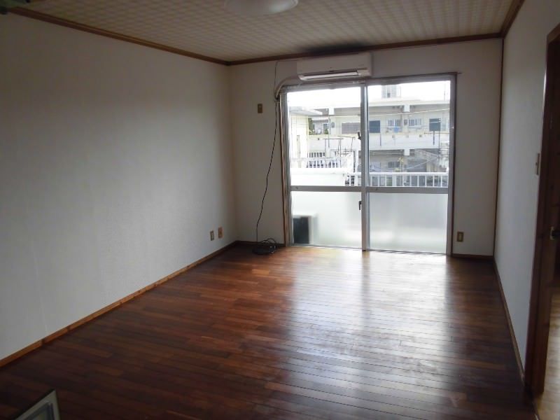 2DK Apartment for Rent in Uruma City, Okinawa with Free Parking - Thumbnail 3