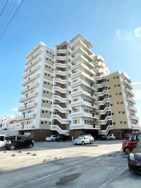 Renovated 3LDK Corner Apartment in Naha, Okinawa with Dual Balconies - Thumbnail 4
