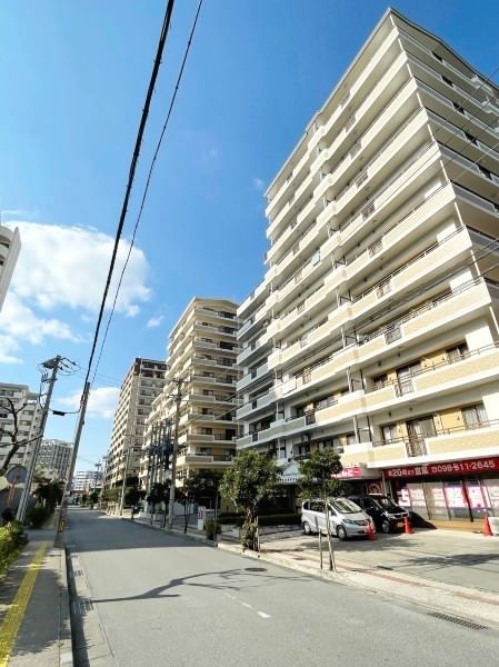 Renovated 3LDK Corner Apartment in Naha, Okinawa with Dual Balconies - Thumbnail 3