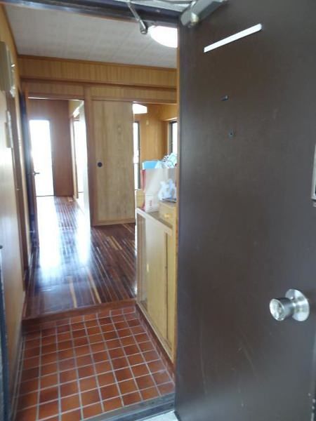 Chintai Sky House 2DK Apartment for Rent in Chatan, Okinawa - Thumbnail 3