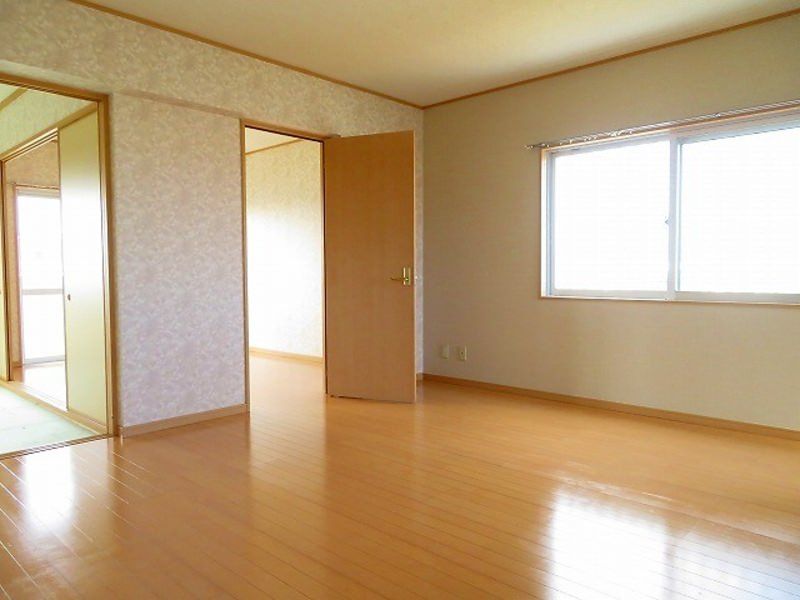2LDK Apartment for Rent in Yomitan Village, Okinawa with 2 Parking - Thumbnail 3