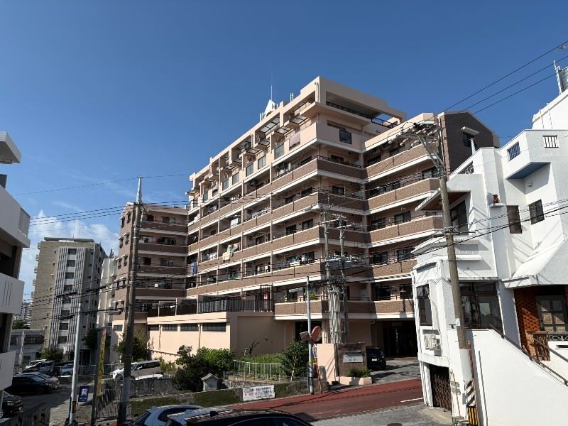 Renovated 3LDK Corner Apartment for Sale in Naha's Tsubogawa - Thumbnail 2