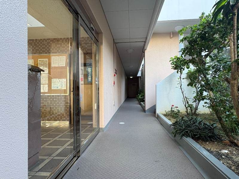 Renovated 3LDK Corner Apartment for Sale in Naha's Tsubogawa - Thumbnail 3