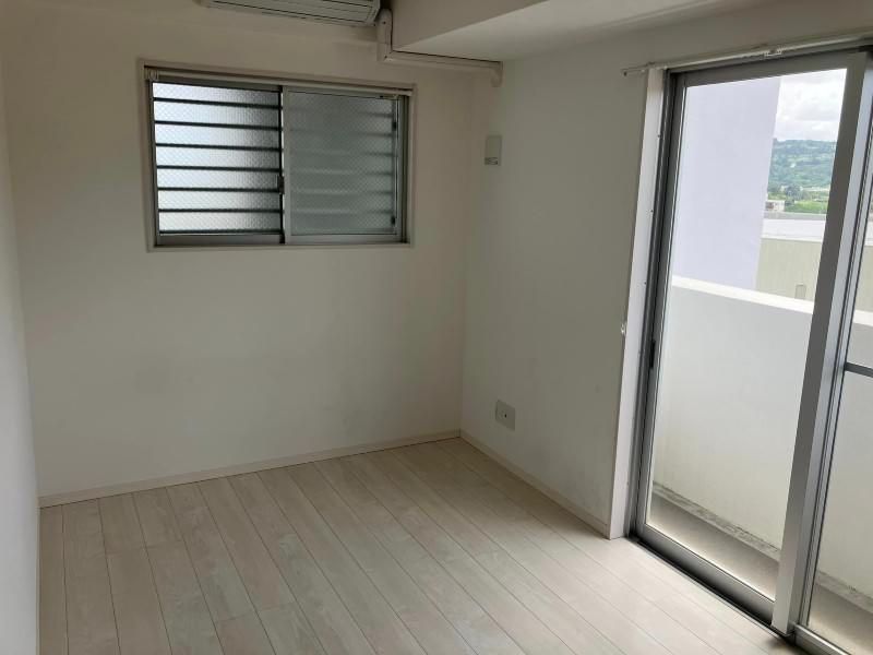 2LDK Corner Apartment with Tenant Income in Okinawa City - Thumbnail 3