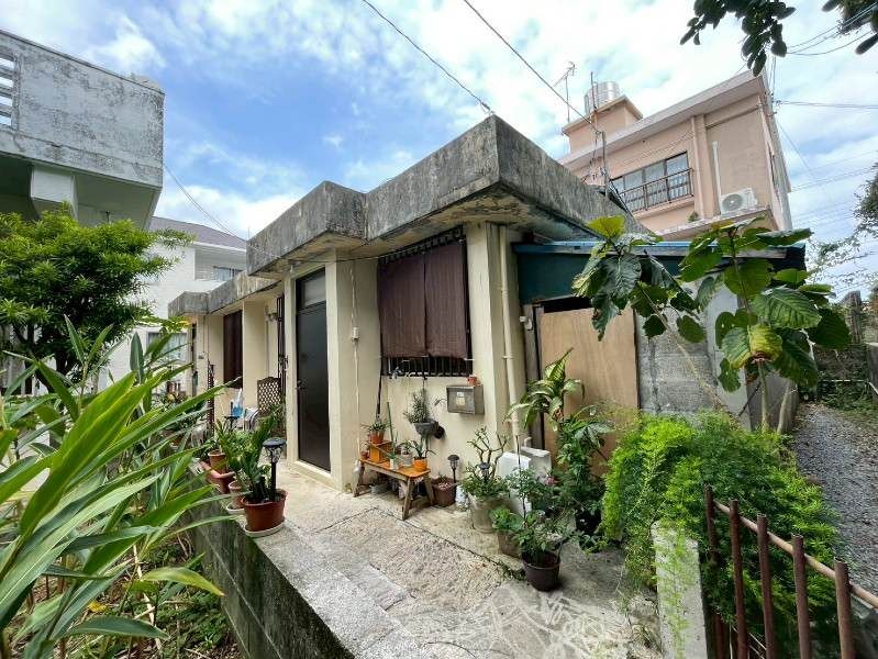 5LDK House with Three Buildings on 180 Tsubo Lot in Uruma, Okinawa - Thumbnail 3