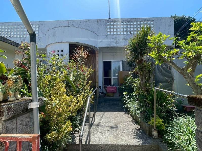 5LDK House with Three Buildings on 180 Tsubo Lot in Uruma, Okinawa - Thumbnail 2