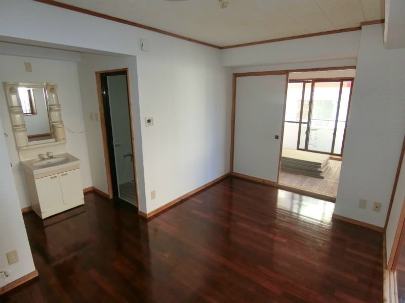 2LDK Apartment for Rent in Uruma City, Okinawa with Free Wi-Fi - Thumbnail 4