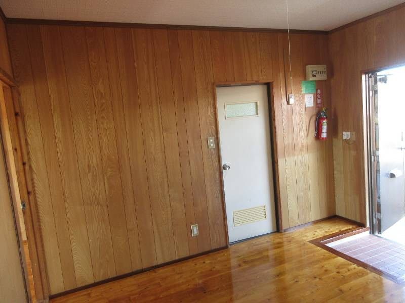 Kuwae Apartment 2DK Rental with 2 Free Parking in Ginowan - Thumbnail 2
