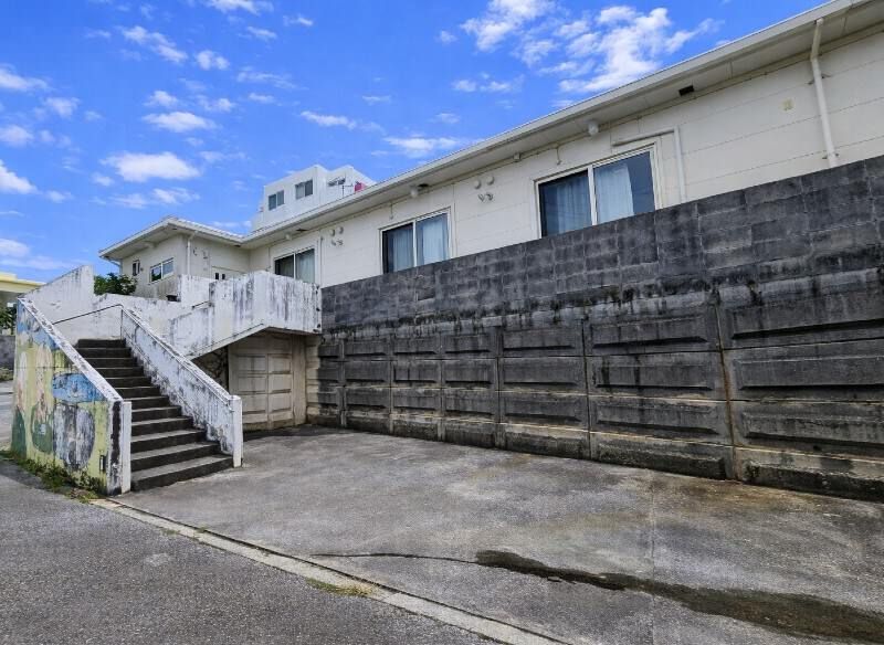 2LDK Single-Story House on Large Lot in Uruma City, Okinawa - Thumbnail 2