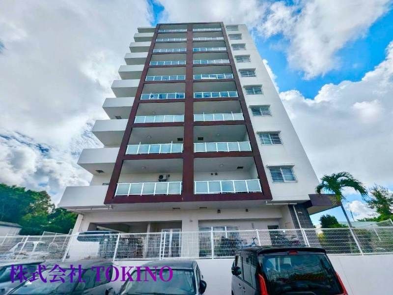 Renovated 2LDK Corner Apartment in Okinawa City's Premium Court - Thumbnail 2
