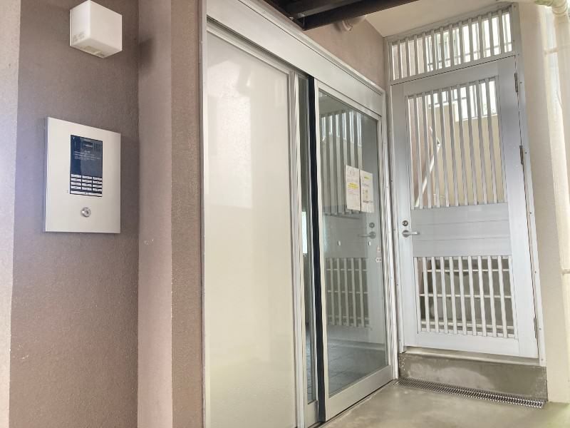 Modern 1K Apartment with Auto-Lock in Okinawa City - Thumbnail 4