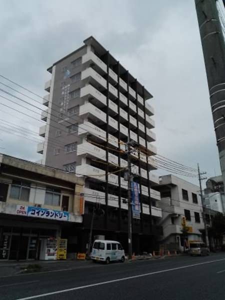 Modern 1K Apartment with Auto-Lock in Okinawa City - Thumbnail 3