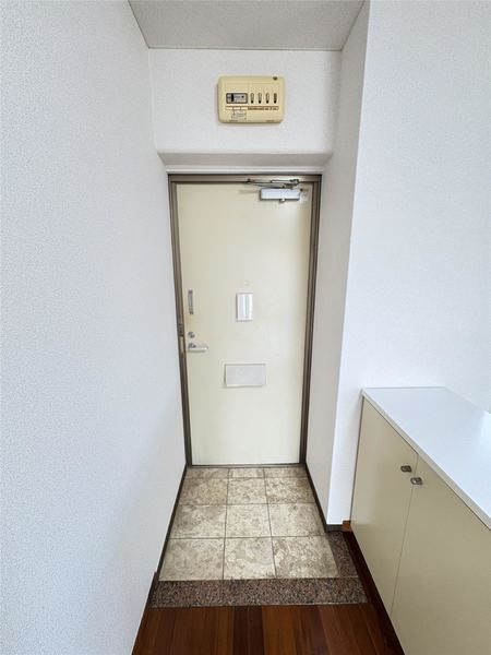 2DK Apartment for Rent in Iza, Ginowan City, Okinawa - Thumbnail 2