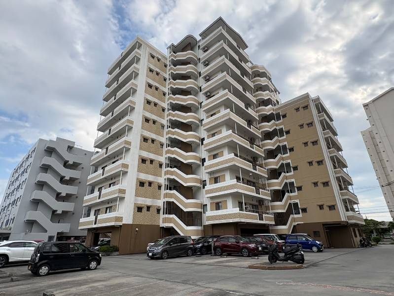 Renovated 3LDK Corner Apartment in Naha, Okinawa with Park View - Thumbnail 2