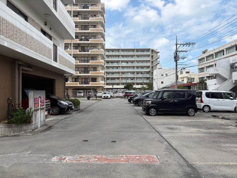 Renovated 3LDK Corner Apartment in Naha, Okinawa with Park View - Thumbnail 4