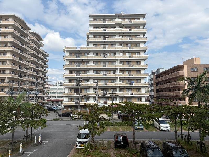 Renovated 3LDK Corner Apartment in Naha, Okinawa with Park View - Thumbnail 3
