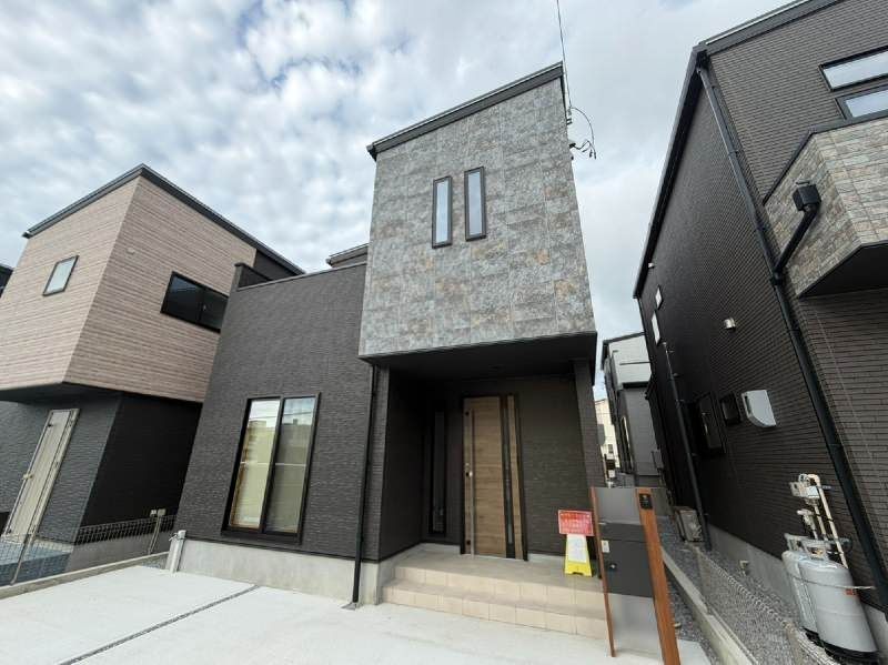 New 4LDK House for Sale in Uruma, Okinawa with Parking - Thumbnail 2