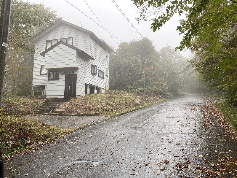 White House Villa with Car Space in Fukushima's Hatori Heiwa-go - Thumbnail 2
