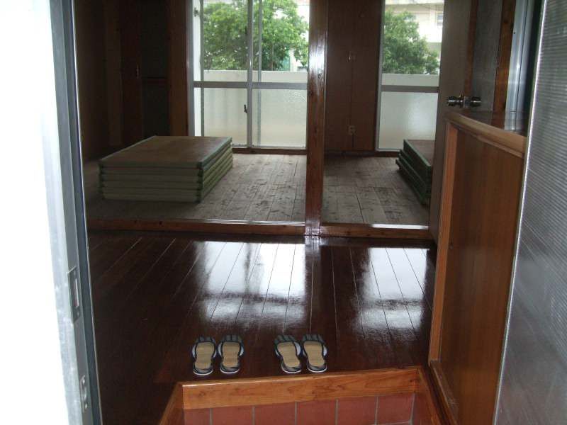 2DK Apartment for Rent in Izu, Urasoe, Okinawa - Thumbnail 2