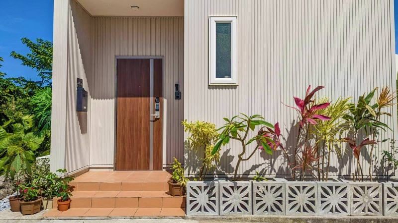 Kouri Island Wooden House with Ocean Views in Nakijin - Thumbnail 2