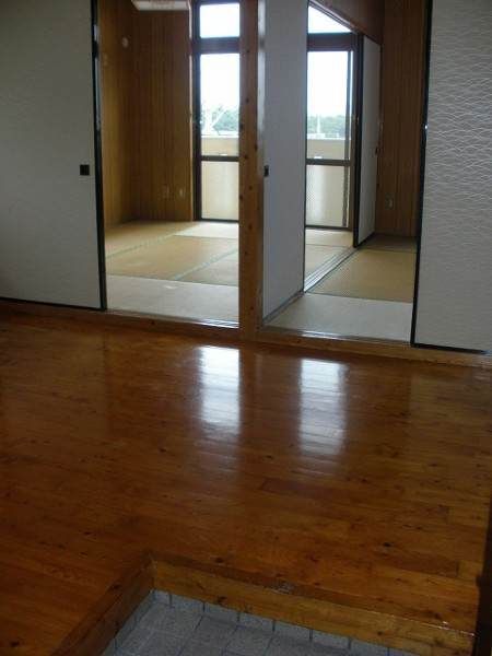 2DK Apartment for Rent in Haebaru, Okinawa with Large Balcony - Thumbnail 3