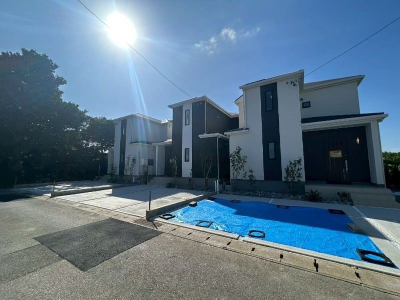 New 2025 4LDK Detached House in Uruma City, Okinawa - Thumbnail 3