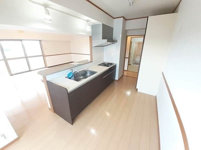 Celeste Court Misato 2LDK Apartment for Rent in Okinawa City - Thumbnail 3