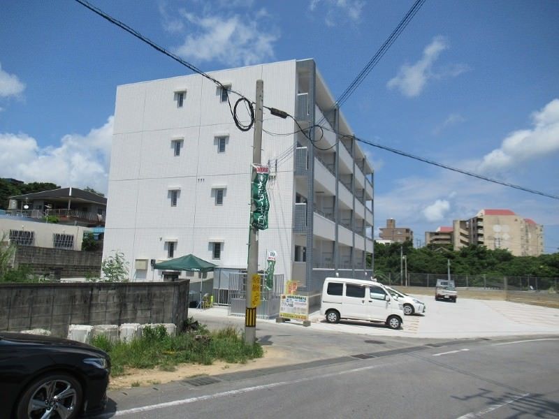 Vue Terrace IKEHARA 3DK Apartment for Rent in Kin, Okinawa - Thumbnail 3